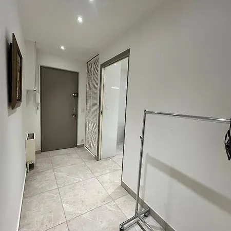 Spacieux studio rénové avec terrasse et parking privé - FR-1-374-99 *