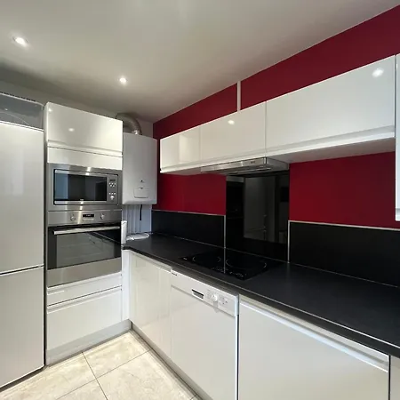 Spacieux studio rénové avec terrasse et parking privé - FR-1-374-99 Appartement