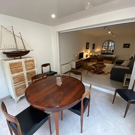 Spacieux studio rénové avec terrasse et parking privé - FR-1-374-99 Appartamento